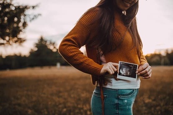 a-brownish-discharge-in-early-pregnancy-you-getting-pregnant