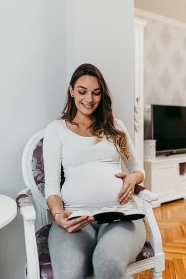 brown-discharge-with-tissue-like-pieces-early-pregnancy-you-getting