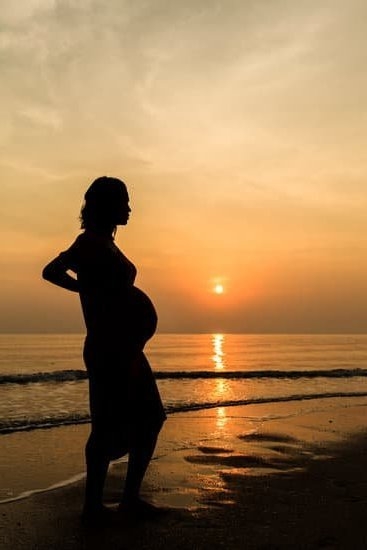 is-light-yellow-discharge-a-sign-of-pregnancy-you-getting-pregnant