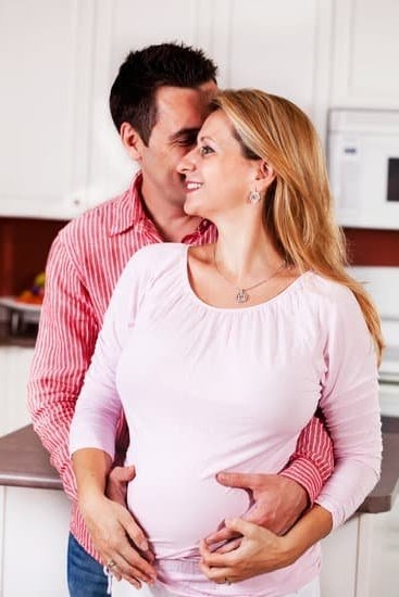 white-early-pregnancy-discharge-you-getting-pregnant